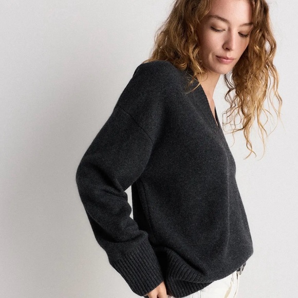 NWT QUINCE Women Mongolian Cashmere Oversized V-Neck Sweater Heather Charcoal XS - Picture 3 of 11